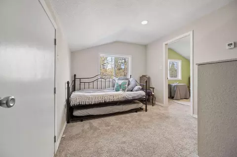Bedroom - 22344 Pheasant Ln, Chiloquin, OR 97624 photo 6 of 7