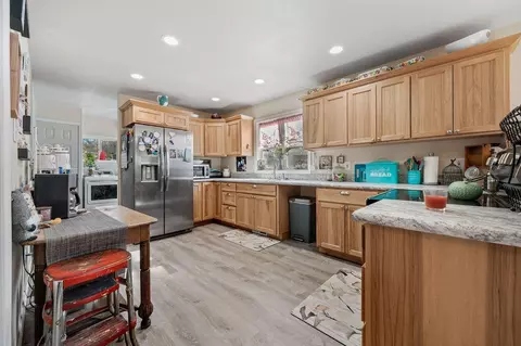 Kitchen - 22344 Pheasant Ln, Chiloquin, OR 97624 photo 1 of 2