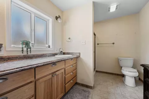 Bath - 22344 Pheasant Ln, Chiloquin, OR 97624 photo 2 of 3