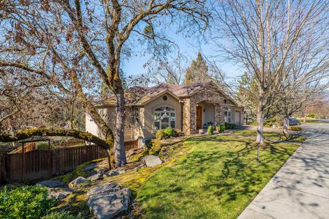 1418 SE Weeping Willow Ct, Grants Pass, OR 97527