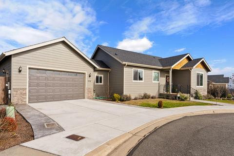 208 NW Knight Ct, Grants Pass, OR 97526