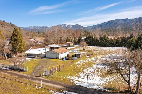 2597 Evans Creek Rd, Rogue River, OR 97537