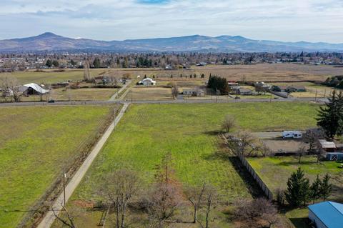 668 Oak Grove Rd, Medford, OR 97501