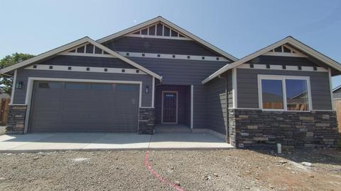 28 Birdie Dr, Eagle Point, OR 97524