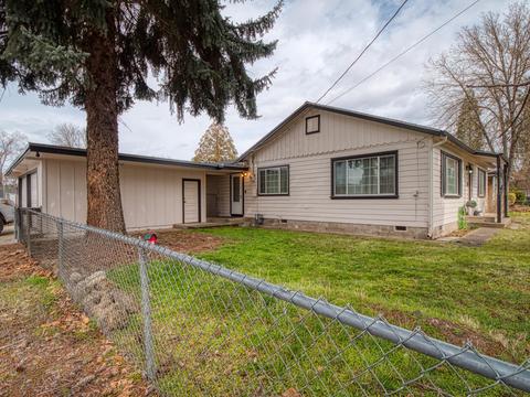 624 S Royal Ave, Eagle Point, OR 97524 photo 1