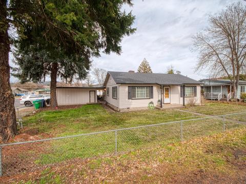 624 S Royal Ave, Eagle Point, OR 97524 photo 2