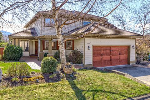 3597 S Village Dr, Medford, OR 97504