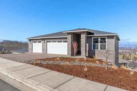 571 La Strada Cir, Medford, OR 97504