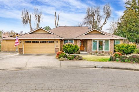 2743 Amblewood Cir, Medford, OR 97504