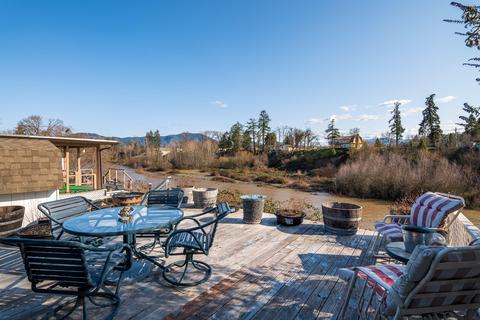 377 Lakeview Dr, Grants Pass, OR 97526