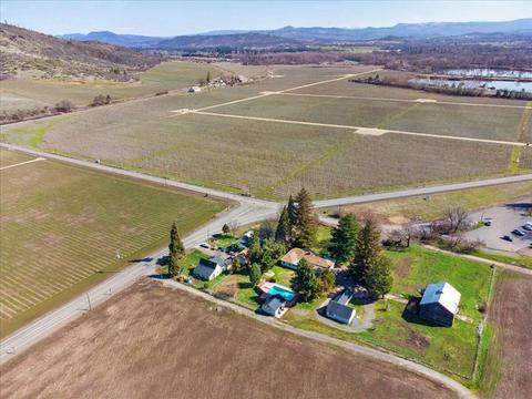 9445 Table Rock Rd, Central Point, OR 97502