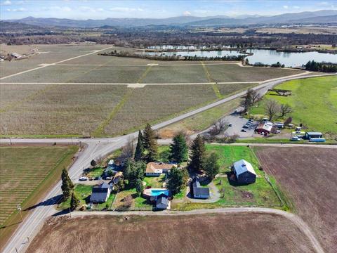 9445 Table Rock Rd, Central Point, OR 97502 photo 5