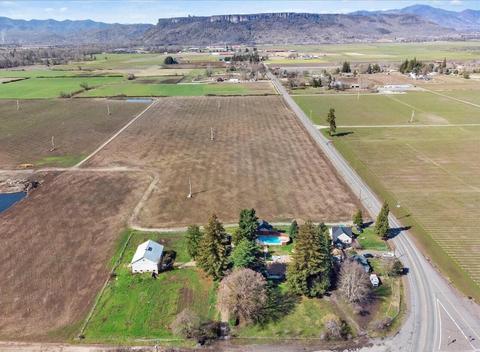 9445 Table Rock Rd, Central Point, OR 97502 photo 3