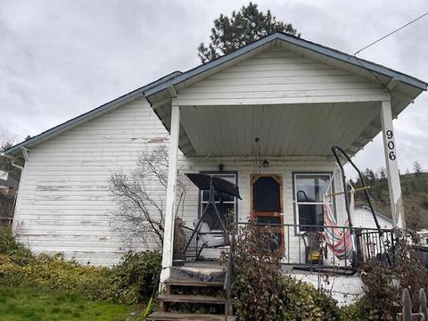 906 Broadway St, Rogue River, OR 97537