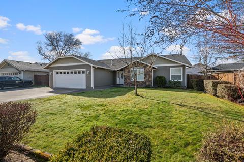 935 SW Harbeck Rd, Grants Pass, OR 97527