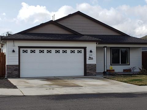 1031 Stonewater Dr, Eagle Point, OR 97524