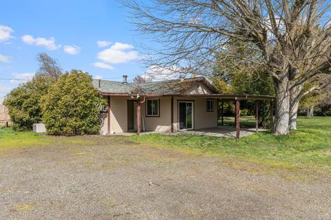 5621 Mcloughlin Dr, Central Point, OR 97502 photo 2