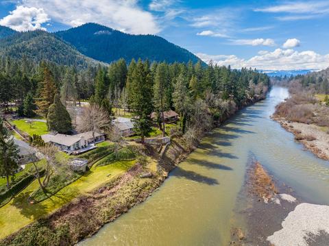 136 Chinook Park Ln, Grants Pass, OR 97527