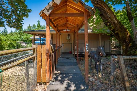 642 Wards Creek Rd, Rogue River, OR 97537