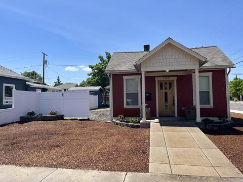 102 Mistletoe St, Medford, OR 97501