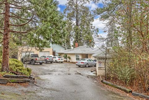 1700 NE Hillcrest Ln, Grants Pass, OR 97526
