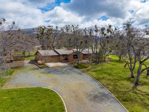 1721 Oakmont Dr, Medford, OR 97504