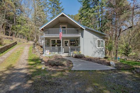 6032 Griffin Ln, Medford, OR 97501
