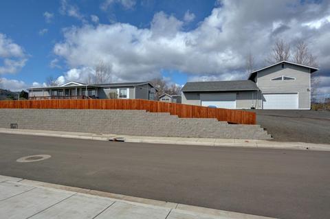131 Barton Rd, Eagle Point, OR 97524 photo 1