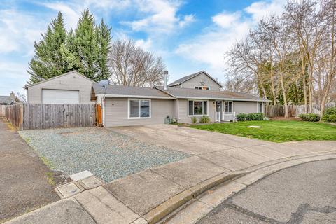 685 Farnsworth Dr, Central Point, OR 97502