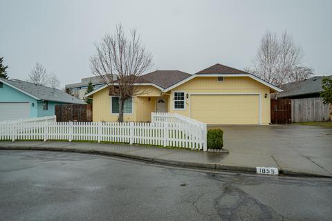 1855 Meadow Gln, Grants Pass, OR 97527