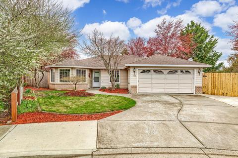 112 Parkway Cir, Phoenix, OR 97535