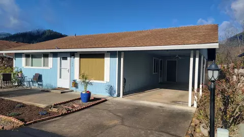 106 Rogue Ln, Rogue River, OR 97537