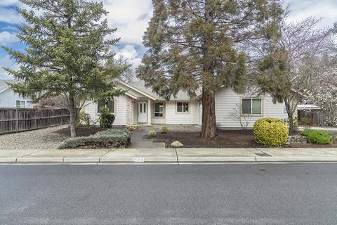 2122 SE Portola Dr, Grants Pass, OR 97526