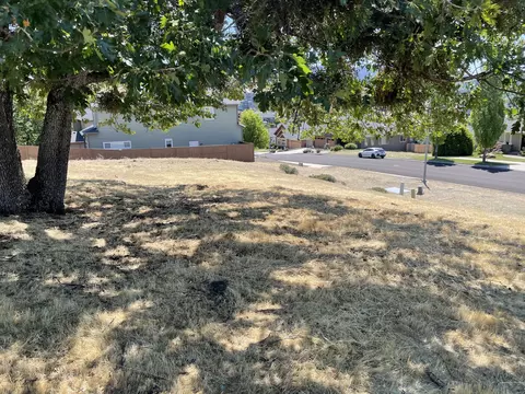 4359 Vista Pointe Dr, Medford, OR 97504