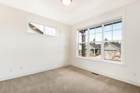 1295 NE Hoover Loop, Bend, OR 97701 photo 5