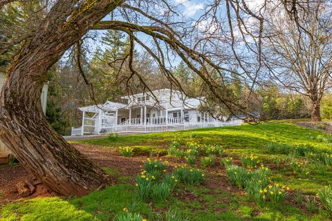55105528 Tunnel Loop Rd, Grants Pass, OR 97526