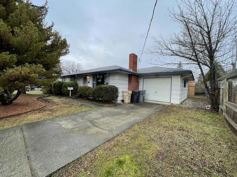 796 NE Wharton Dr, Grants Pass, OR 97526