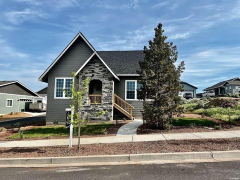 1040 SE Bluegrass Ln, Madras, OR 97741