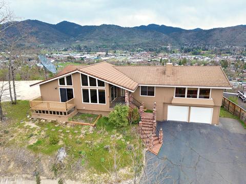 1039 NW Starlite Pl, Grants Pass, OR 97526