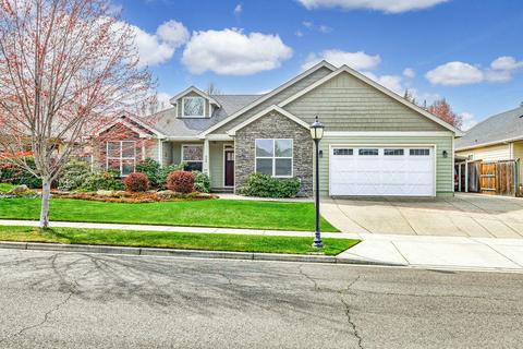 560 St Augustine Dr, Medford, OR 97504