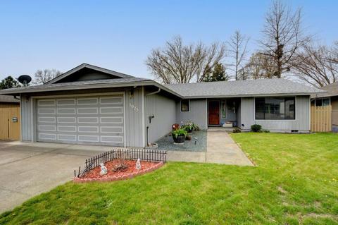 3075 Waterford Ct, Medford, OR 97504