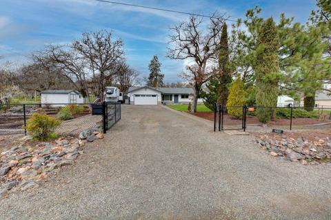689 Rockwood Ln, Eagle Point, OR 97524