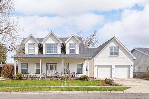 652 Red Oak St, Central Point, OR 97502