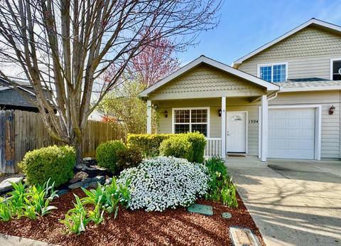 1304 Pacific Ln, Phoenix, OR 97535