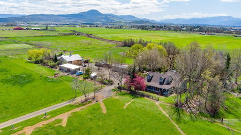 302 E Gregory Rd, Central Point, OR 97502