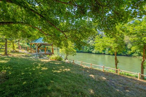 2092 Second Ave, Gold Hill, OR 97525