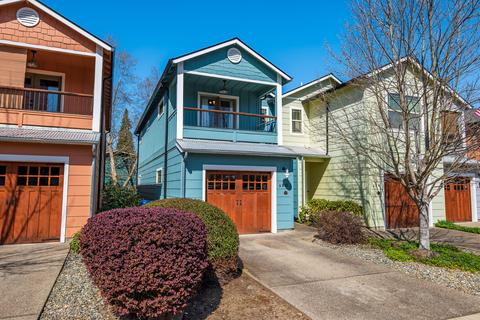 680 SE Vine Maple Ln, Grants Pass, OR 97527