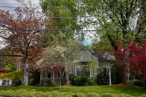 1109 NE 9th St, Grants Pass, OR 97526
