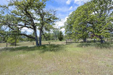 13084 Perry Rd, Central Point, OR 97502 photo 3