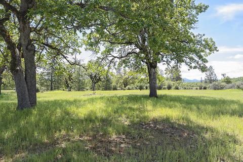 13084 Perry Rd, Central Point, OR 97502 photo 2